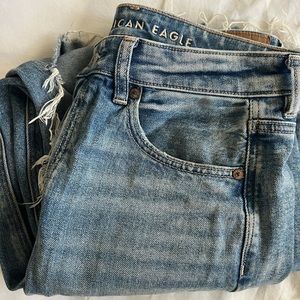 American Eagle AE Strigid Mom Jeans Ripped Size 6